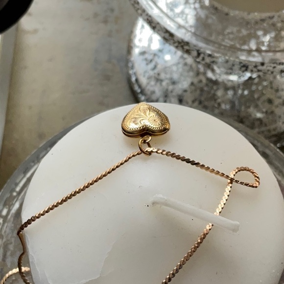 Pretty gold filled heart locket on chain. - Picture 7 of 8